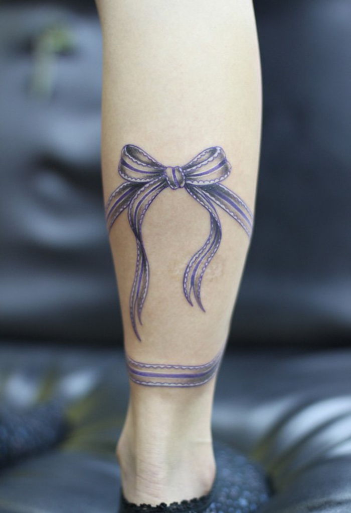 tatuaggio sul polpaccio, pelle viola, motivi femminili, tatuaggio sulle gambe