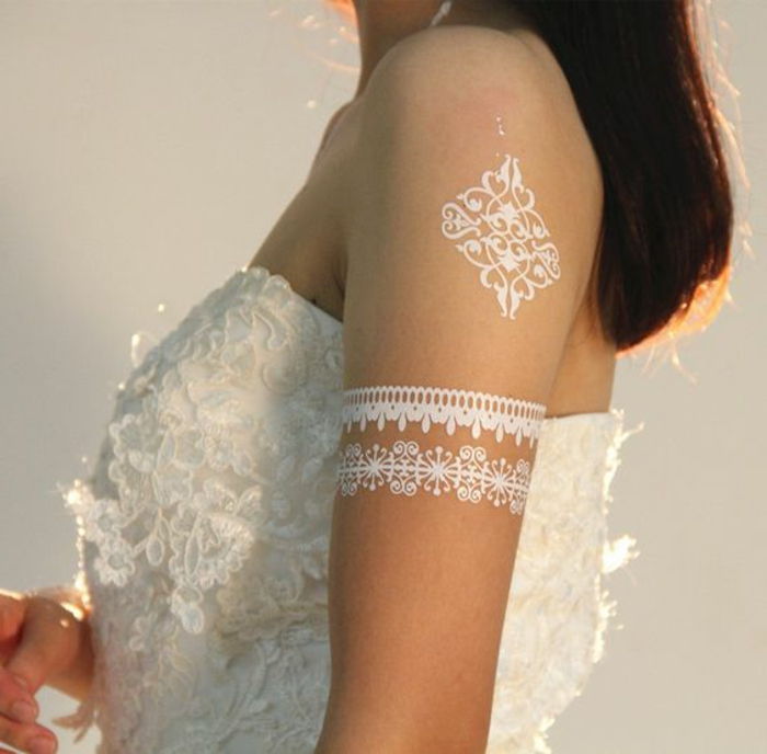 tatovering mønster hvite deco elementer på arm og skulder hvit tatoveringer for bruden hvit kjole