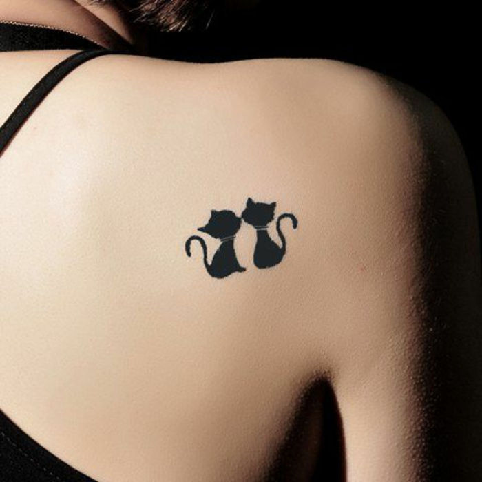 model de tatuaj două pisici mici sărut reciproc dragoste este în jocul de aer a animalelor tatuaje discrete