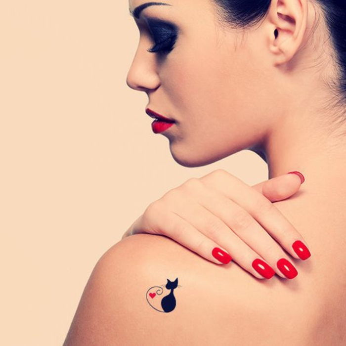 tatovering mønster liten tatovering bilde av en katt i svart farge med hjerte dekorasjon element røde lepper negler