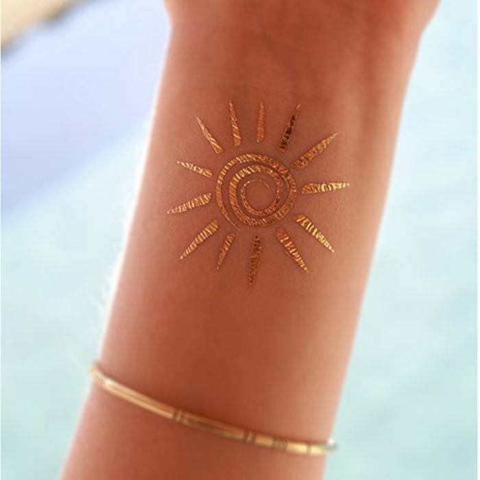 Yaz fikirleri tanıtan dövme desen altın güneş altın bilezik dövme