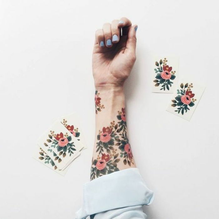 tatuaggio modello fiori colorati tatuaggio stessi tatuaggi sul braccio primavera idee colorate