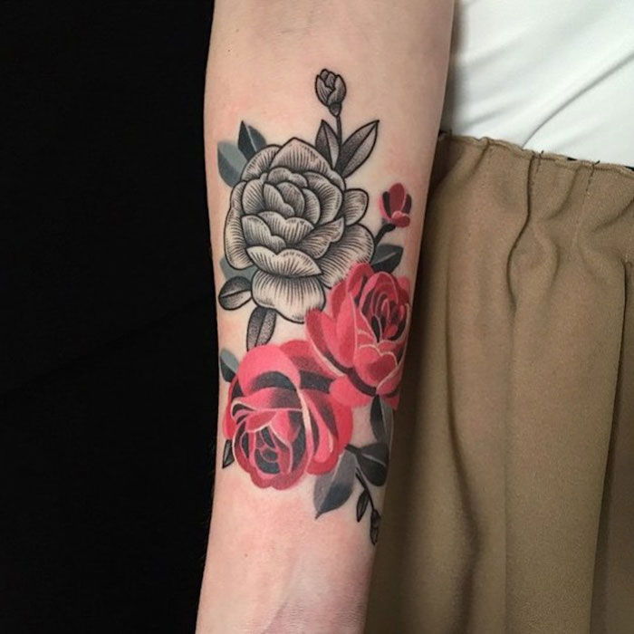 fiore del tatuaggio, donna con piccolo tatuaggio con motivo floreale