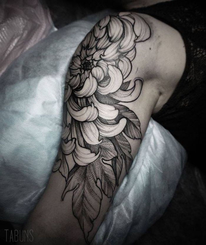tatueringsblommor, stor svart och grå tatuering med krysantemummotiv