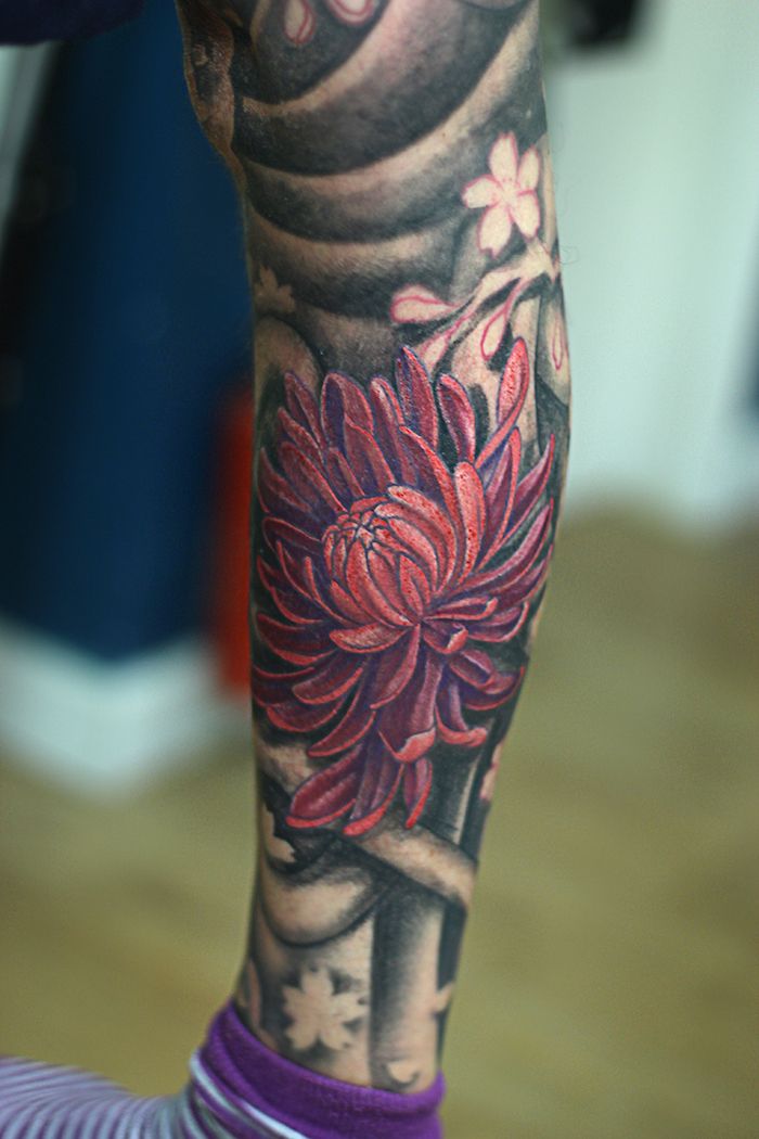 Bloemen en hun betekenis, beentattoo, tattoo met rode chrysanthemum