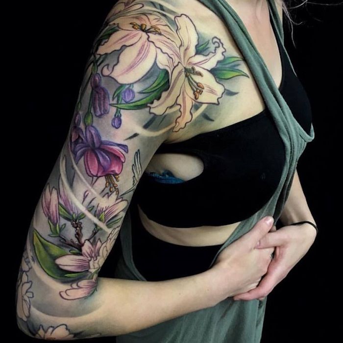 kwiaty i ich znaczenie, tatuaż na ramieniu, kolorowy tatuaż