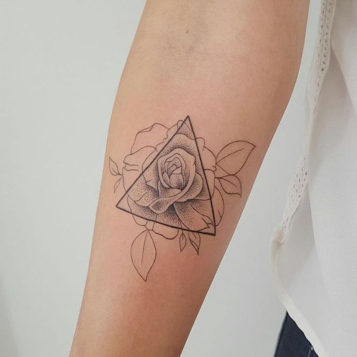 tatuaże, mały tatuaż z motywami geometrycznymi i różą