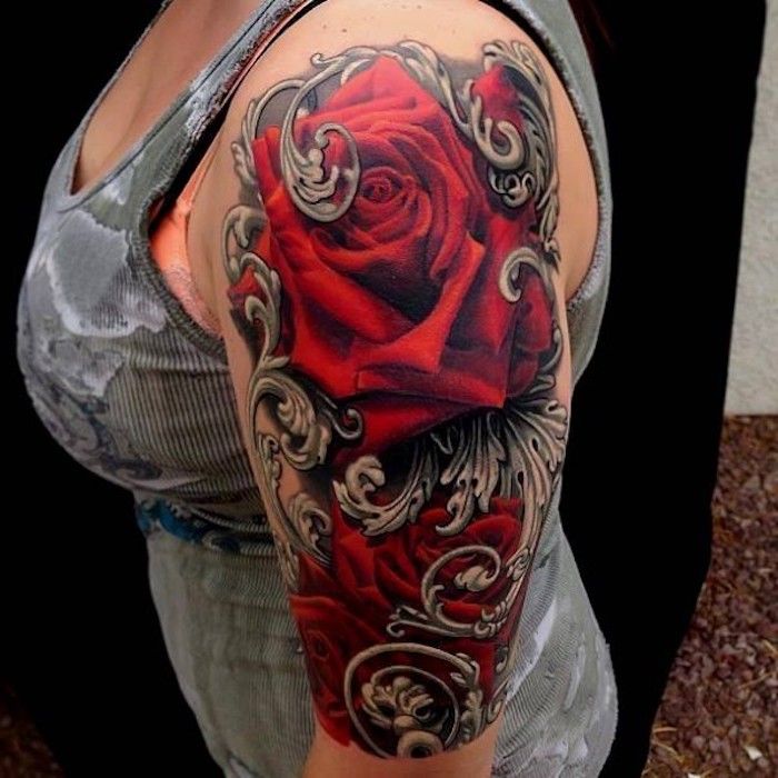 tatuaggi floreali per donna, donna con grande tatuaggio, rose rosse