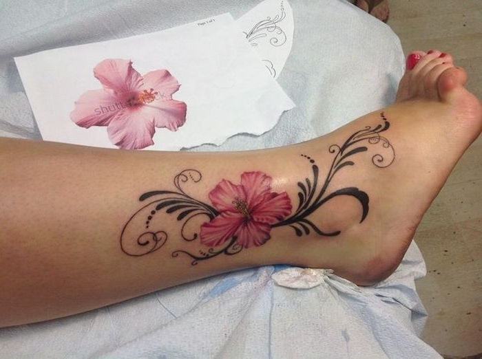 tatuaż kwiat wąs, tatuaż z motywem hibiskusa na nodze, tatuaże dla kobiet