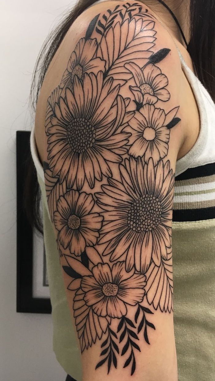 tattoo bloem rank, zwarte en grijze tatoeage met grote bloemen