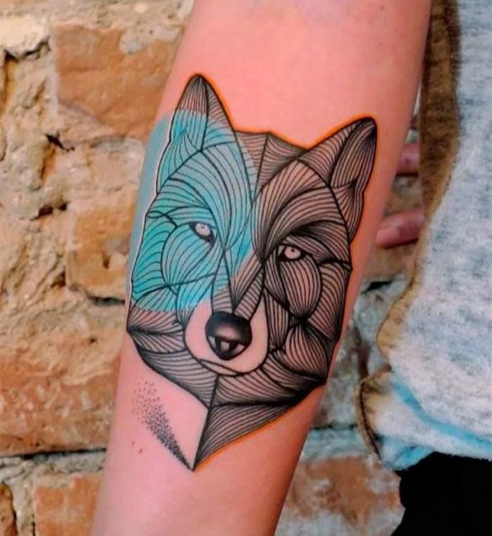tatuiruotės modelis, vilkų šuo ar koks gyvūnas yra spalvinga gyvūnų mėlyna rožinė spalva ant rankų dažų
