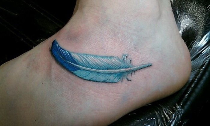 sensul tatuajului cu pene, motive pentru tatuaje mici, tatuaje realiste pe picior