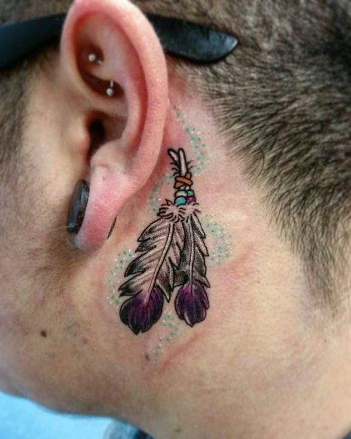 om cu tatuaj cu pene mici în spatele urechii, motive pentru tatuaje mici
