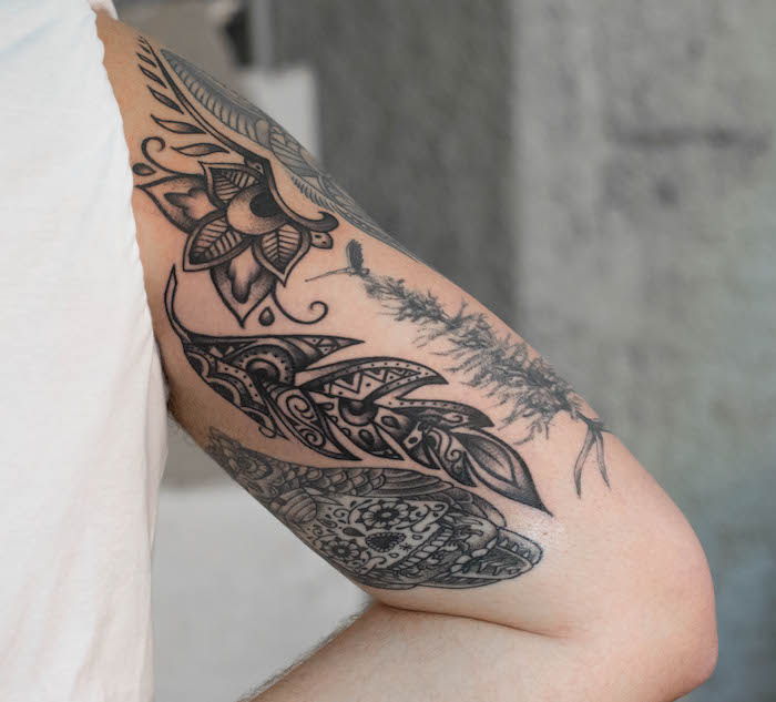 Sens de pene tatuat, omul cu tatuaje negre și gri pe brațul său superior