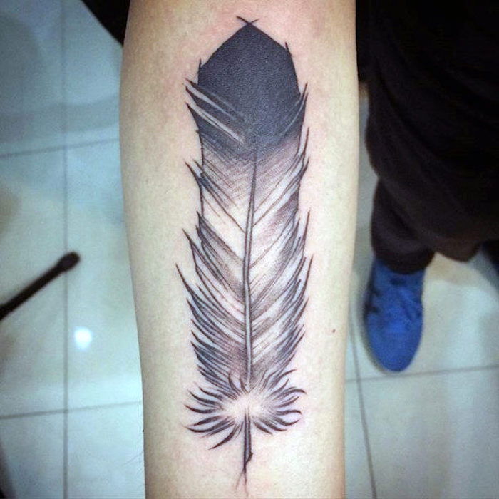 tatuaj în sensul de pene, tatuaj în negru și gri, tatuaje pentru bărbați