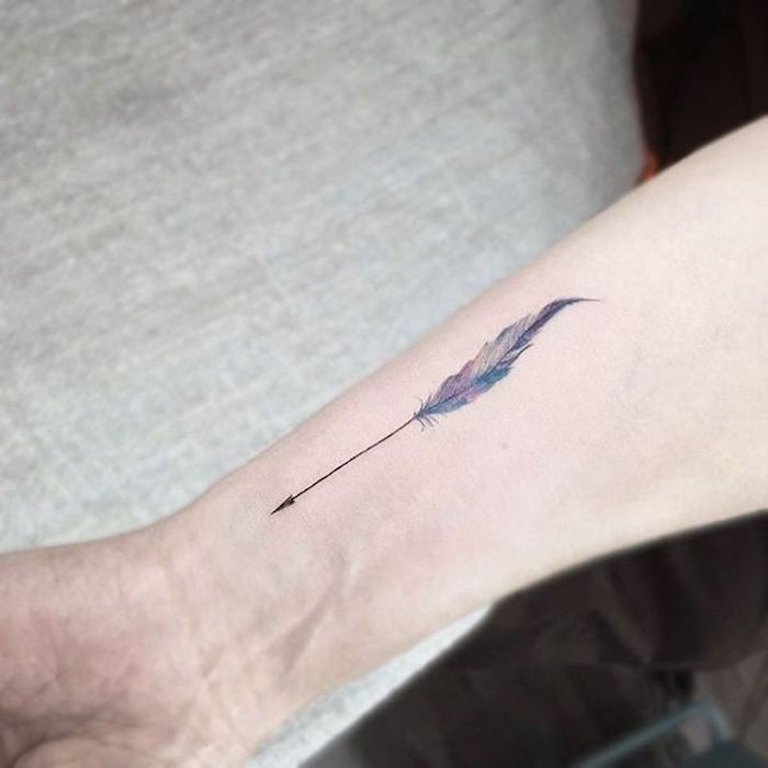 tatuaj sensul penei, motive de tatuaje mici, pene în combinație cu săgeată