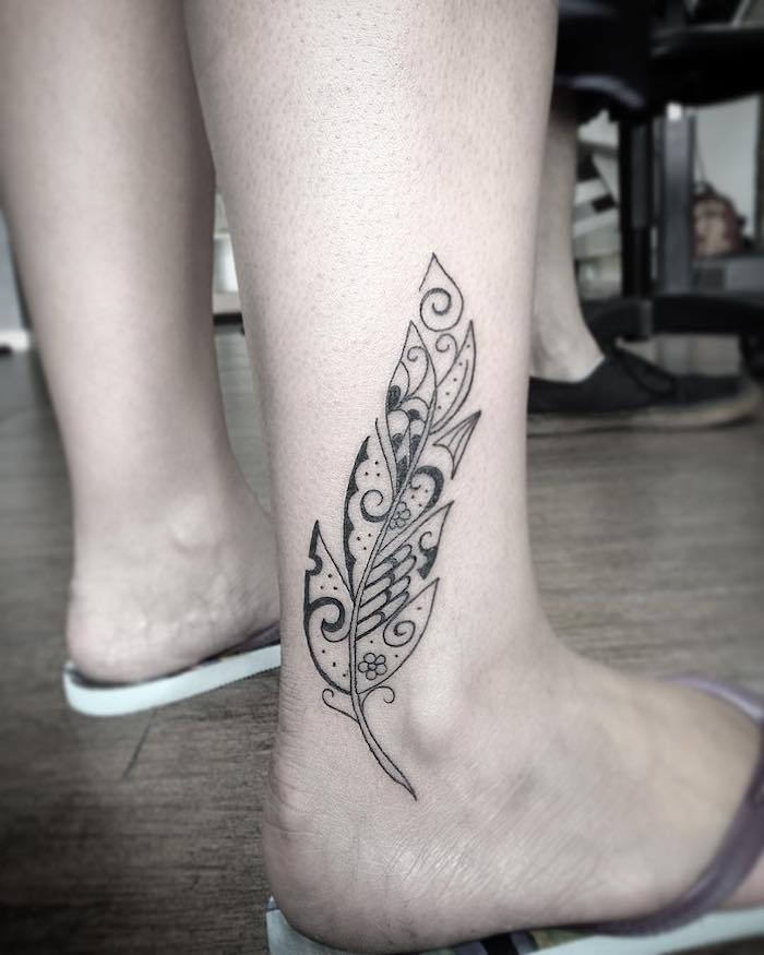 tatuaj sensul penei, abstract tatuaj negru și gri pe picior