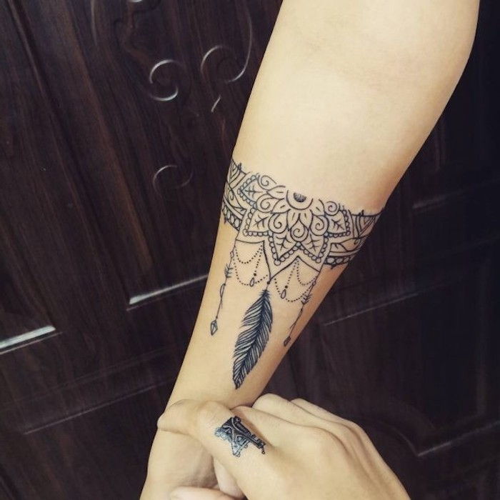 pantofi tatuaje, tatuaj mandala pe braț, tatuaj cu deget
