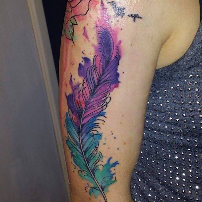pantof tatuaj, femeie cu tatuaj mare colorat