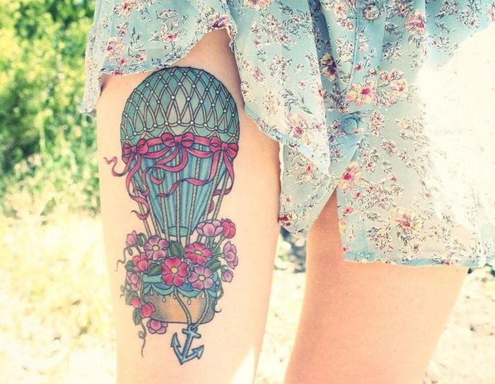 tatuering på lår, ballong, rosa och blå, kvinnliga tatueringsmotiv