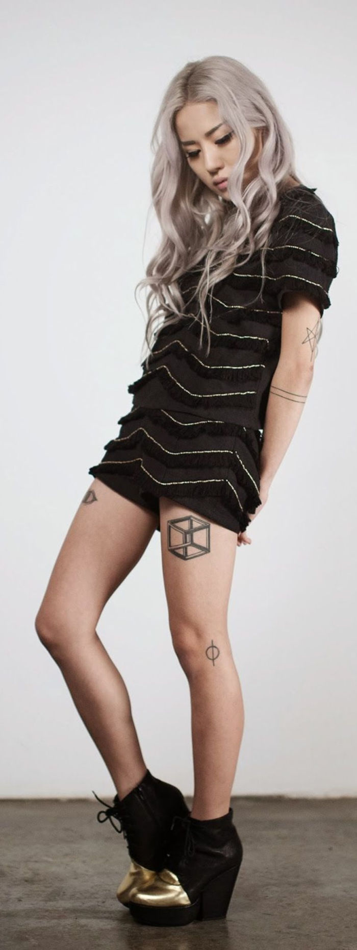 Tatuaggi alle gambe, tatuaggio sulla coscia, cubo, motivi del tatuaggio femminile