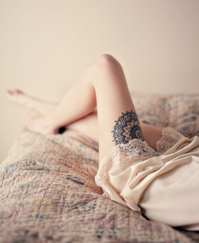 tatuering på lår, mandala, kvinnliga tatueringsmotiv, bentatuering