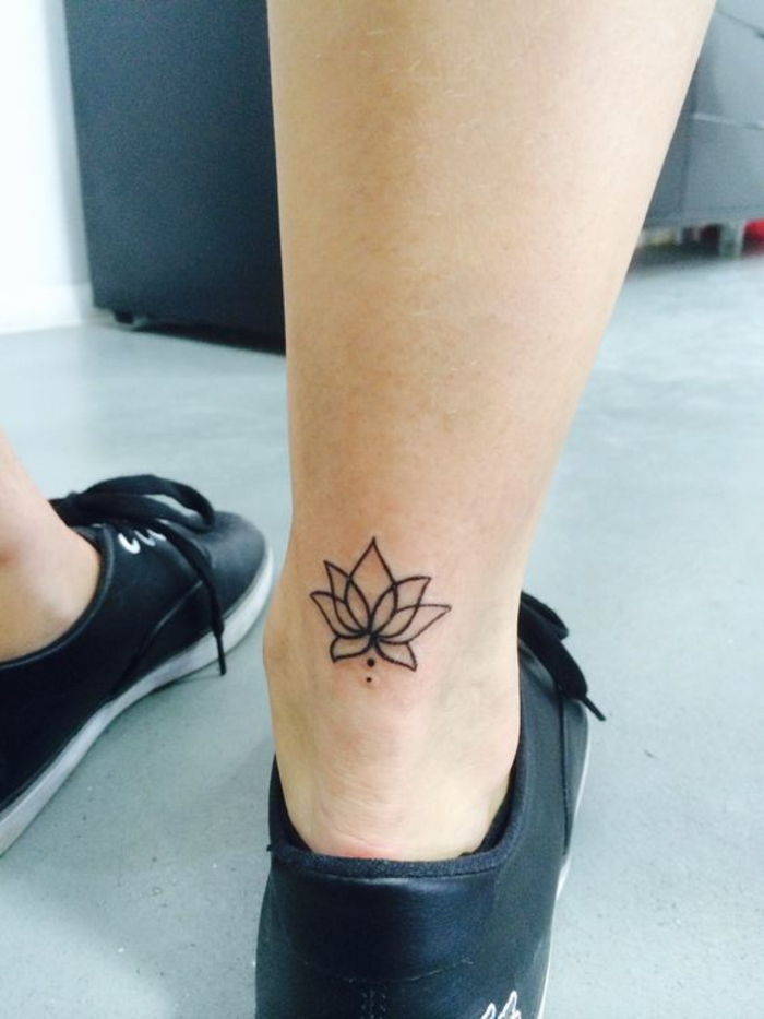 tatuaż na kostce, tatuaż na nogach, lilia wodna, motywy tatuaży kobiecych