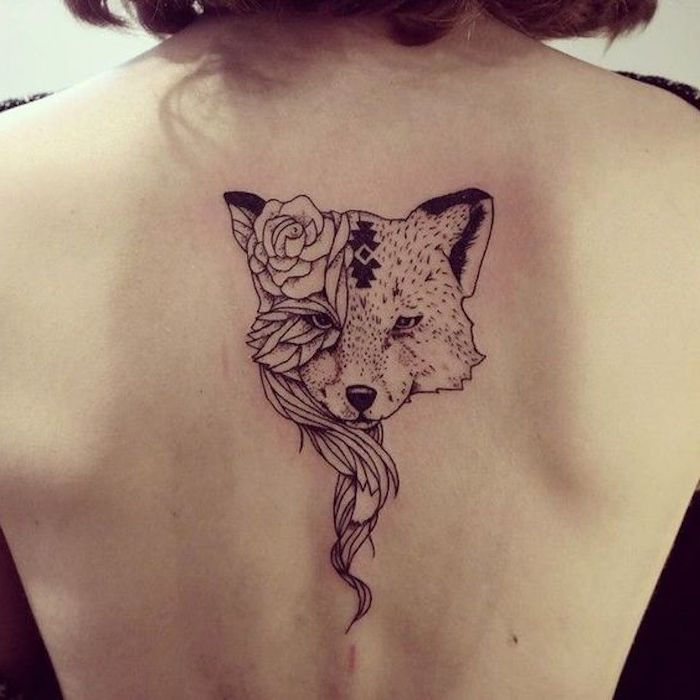 Flicka med en tatuering av en räv med en ros på huvudet