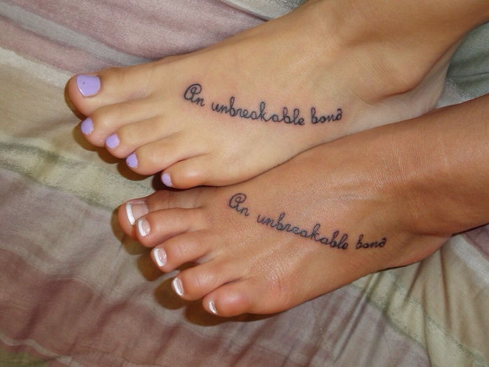 Tatuaj pentru surori care nu vor să se despartă de picioarele lor