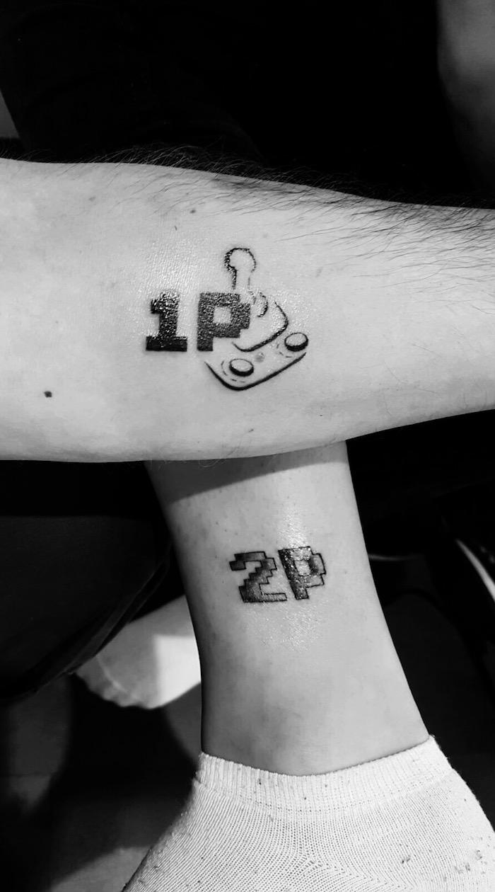Twee broers hebben tatoeages in verband met videogames - tatoeages van hun broer of zus