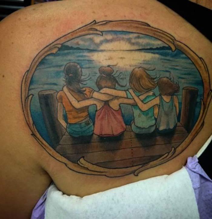een leuke foto van een familiefoto van vier zus die de tatoeages bij zonsopkomst voor zuster bekijkt