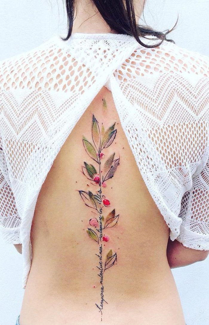 Tatuaj înapoi pentru femei, frunze și flori, scris de mână, aspect vară, idei reci