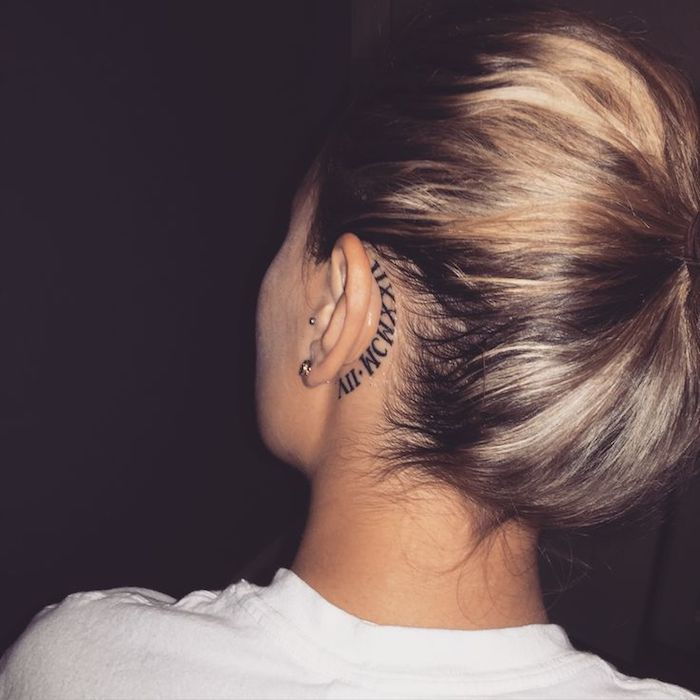 mlada ženska s črno tatoo za ušesom - tattoo za ušesom