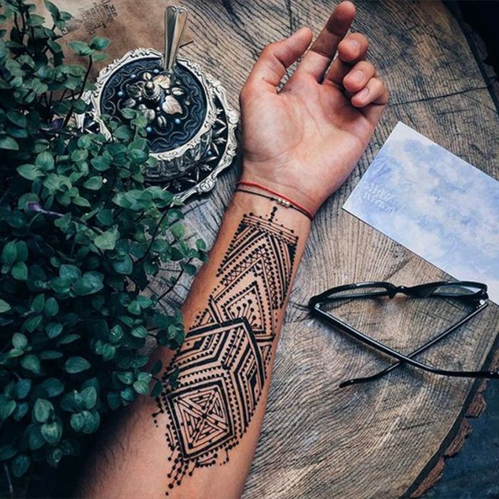 motivi di tatuaggi motivi sottili sul braccio disegnare bicchieri piante di legno verde zucchero piante