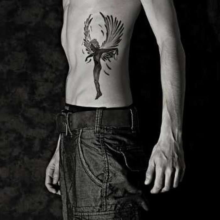 Hier vind je een van onze geweldige tattoo-ideeën voor mannen - een kleine zwarte engelentattoo, een engel en twee grote engelenvleugels