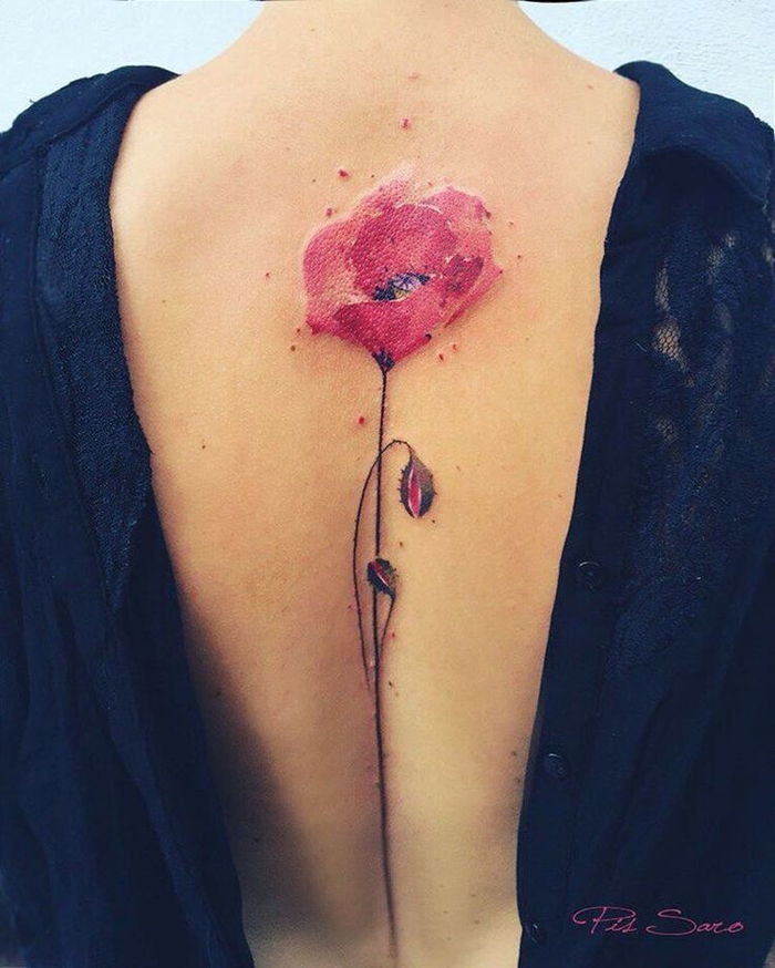 Atgal tatuiruotė moterims, aguonos, raudonos ir juodos, mažai iškirptės, gėlių motyvai
