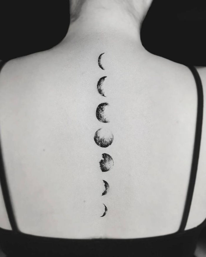 Tatuaż pleców, fazy księżyca, motywy kobiece tatuaży, różne imponujące pomysły na tatuaże