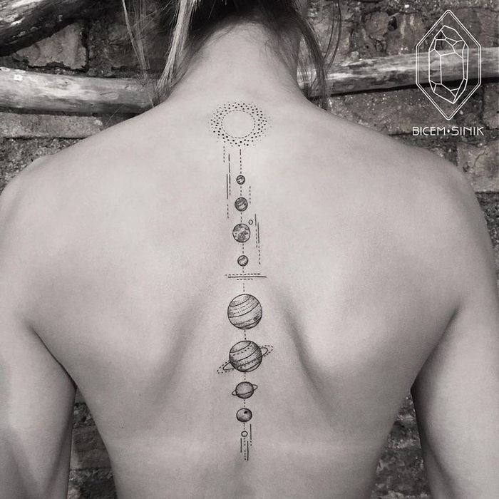 Tatuaż pleców, układ słoneczny, planety, pomysły na tatuaż dla kobiet, prawdziwe dzieła sztuki
