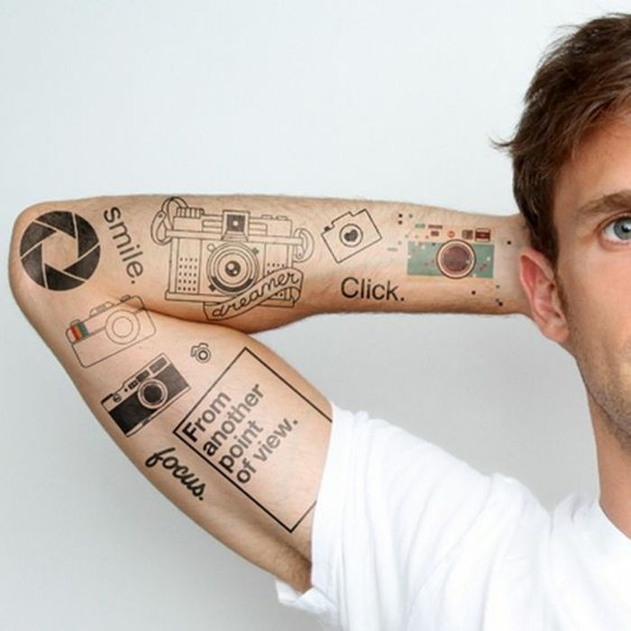 Tatuaj motive sunt idei grozave pentru mai multe modele de tatuaje pe un braț de un om zâmbitor camera