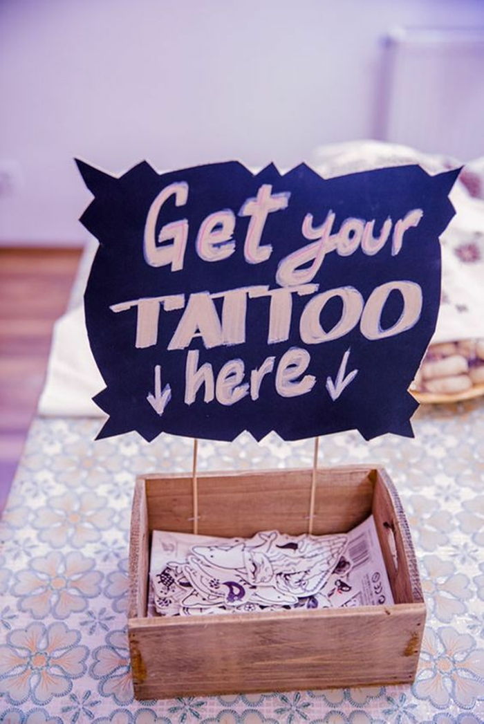 Motivi per tatuaggi Tutti gli adesivi per tatuaggi in un negozio di scatole sono una buona idea per fare ordine a casa
