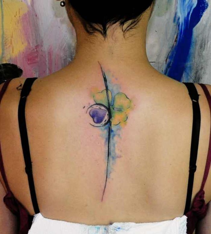 Tatuaj înapoi, trifoi cu patru frunze, inimă colorată, purpurie, motive tatuaje feminine care sunt considerate clasice