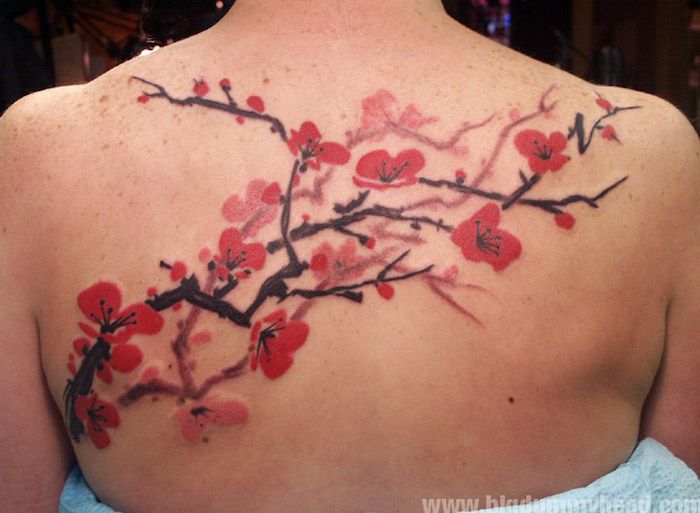 simbol al sănătății, ramuri cu flori de cireș roșu, tatuaje mari pe spate