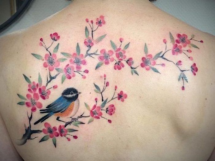 flori de cireșe tatuaj, flori roz în combinație cu pasăre, tatuaj pe spate