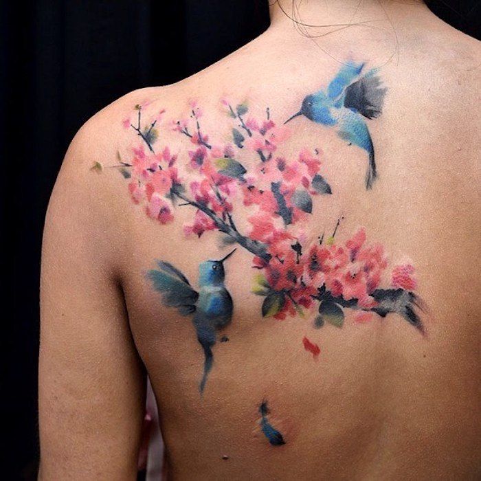 tatuaje de flori de cireșe, tatuaje înapoi, păsări albastre în combinație cu crenguță cu flori