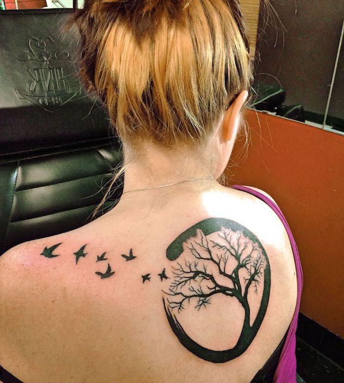 Celtic tatuaj un copac într-un cerc, păsările sunt eliberate