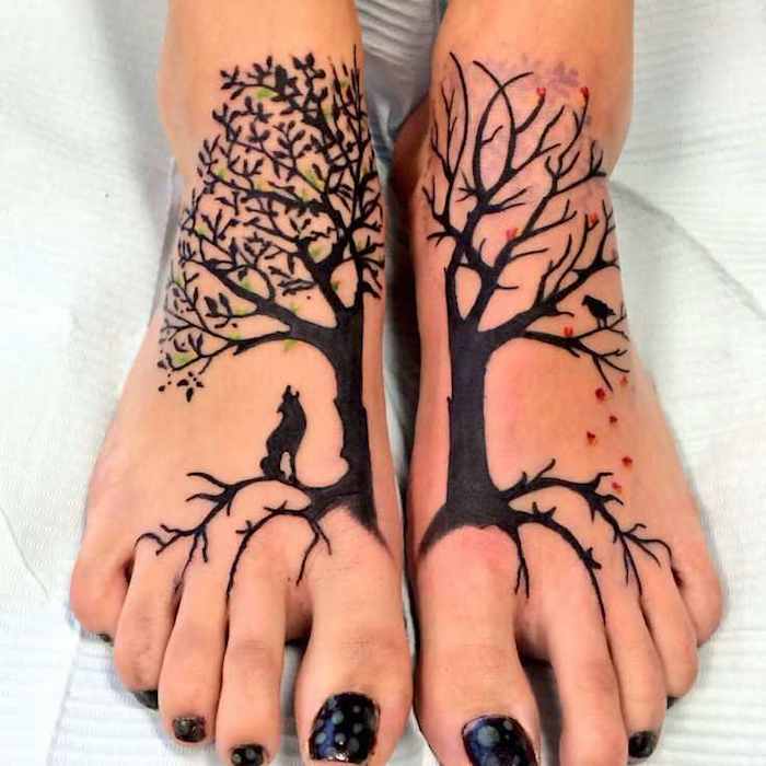 La cele două picioare un copac al tatuajului de viață a două părți în două sezoane