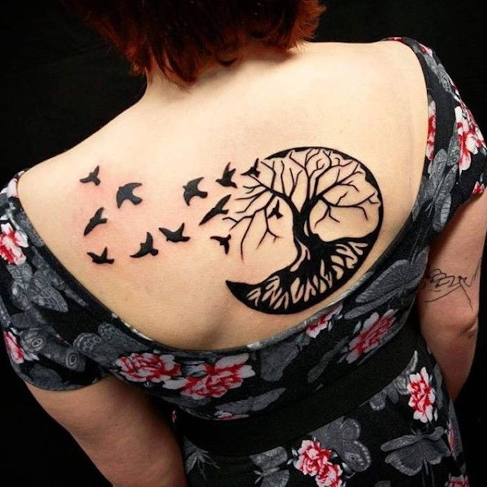 Celtic tatuaj o formă rotunjită a pomului vieții cu multe păsări