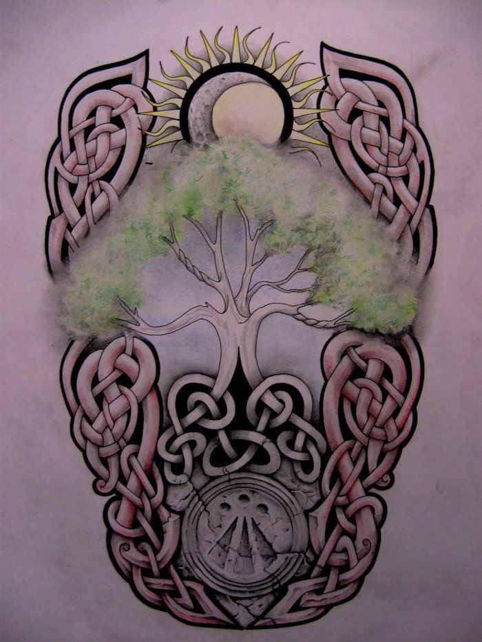 un desen al pomului vieții și al soarelui și al lunii pe el