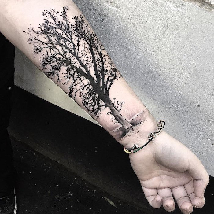 un tatuaj foarte realist al tatuajului Tree of Life Blackwork