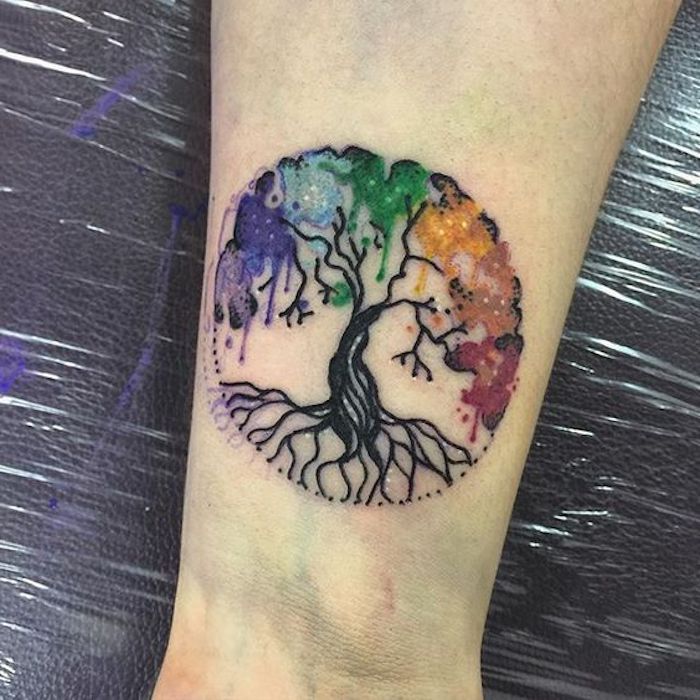 un tatuaj colorat de Tree of Life în unele culori vesele